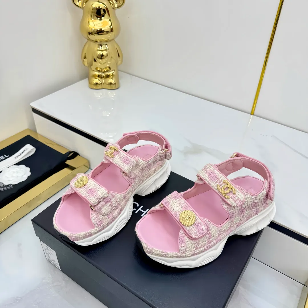👟👟Ex-factory price 640👟👟 Top version... Chanel｜Chanel Xiaoxiang Velcro Beach Slippers Slippers Casual Beach Shoes 25ss Spring and Summer New Style! Beach shoes are a hit all over the internet! The latest model from the counter, I am still willing to buy it on my feet. It must be ranked among the most popular models. It is invincible in all seasons. Various bloggers and Internet celebrities can see the matching styles. Highly recommended. Pearlescent sheepskin upper, sheepskin lining, suede for feet. Original open-molded TPU outsole size: 35-40 (customized for 40 and 41). Full set of original packaging 👉 👉 👉